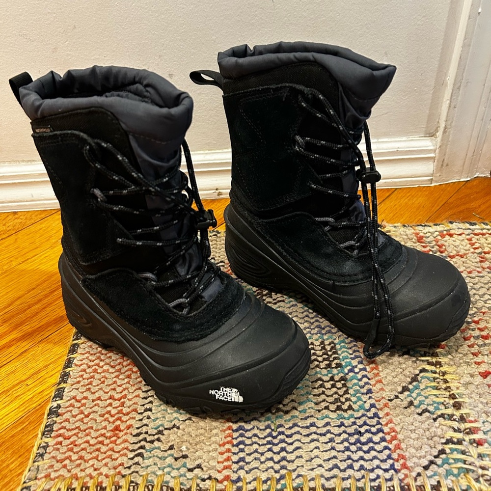 North Face kids Alpenglow snow boots size 1